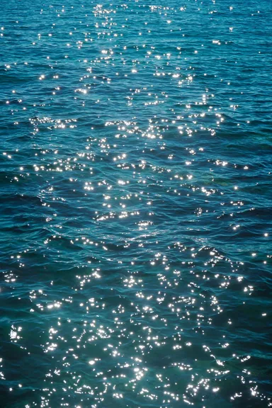 Brillo del sol reflejándose en el agua del mar.