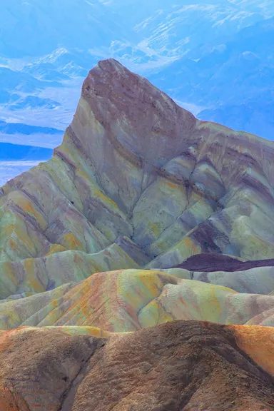 Montaña colorida con fondo azul.